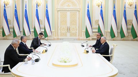 Shavkat Mirziyoyev Turkiy davlatlar tashkiloti Oqsoqollar kengashi raisi bilan uchrashuv o&lsquo;tkazdi