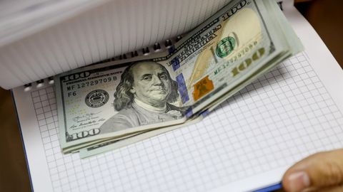 O&lsquo;zbekistonda dollar kursi ketma-ket to&lsquo;rtinchi kun tushdi