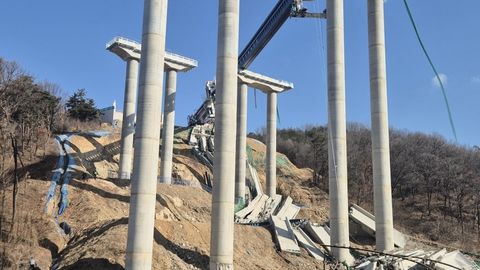 Janubiy Koreyada ko&lsquo;prik qulab tushdi, qurbonlar bor (video)&nbsp;