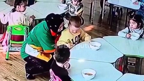 Toshkentdagi bog&lsquo;chada tarbiyachi bolani stulga skotchlab qo&lsquo;ydi (video)&nbsp;