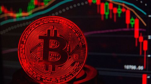 Bitkoin narxi keskin tushdi. Kripto bozorida nimalar bo&lsquo;lyapti?
