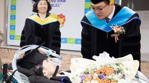 Koreyalik nogiron talaba diplom ishini ko&lsquo;zlari bilan yozib, magistrlik darajasini oldi