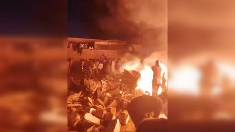 Sudanda harbiy samolyot turar joyga qulab tushdi. Qurbonlar bor (video)
