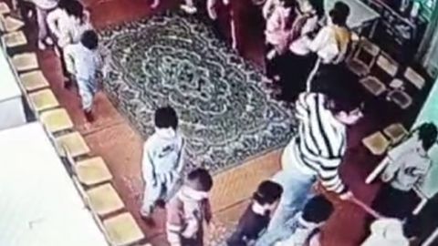 Toshkent viloyatidagi bog&lsquo;chada tarbiyachi bolalarning qulog&lsquo;idan tortib, bir necha marotaba urdi (video)