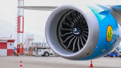 Москвадан Тошкентга учмоқчи бўлган самолётнинг двигатели шикастланди