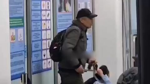 Olmaota aeroportida pichoq ko&lsquo;targan erkak xodimni garovga oldi&nbsp;(video)