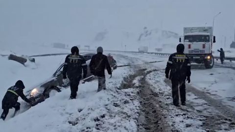 Qamchiq dovonida qolib ketgan qariyb ming kishi mehmonxonaga joylashtirildi (video)