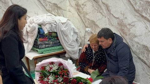 Toshkentda obodonlashtirishda ishlaydigan onaxonga sovg‘a berilib, keyin qaytarib olindi (video)