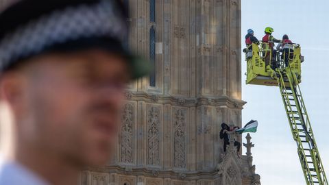Falastin bayrog‘i bilan Big Ben minorasi ustida 16 soat qolgan erkak ushlandi (video)