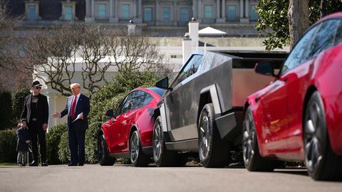 Tramp Oq uyni Tesla avtomobillari shou-rumiga aylantirdi