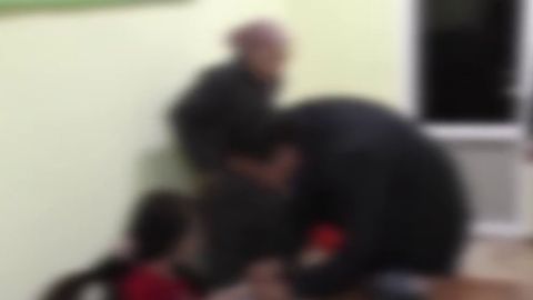 Uy ilinjida: Surxondaryoda 6 farzandning onasi chaqalog&lsquo;ini 62 mln so&lsquo;mga sotayotganda ushlandi (video)