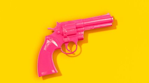 Швейцариялик сиёсатчи ўйинчоқ тўппонча сотиб олгани учун жаримага тортилди