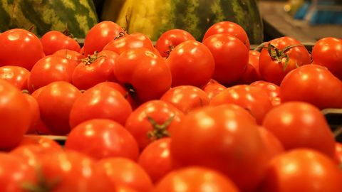 Pomidor narxi oshdi, kartoshka pasaydi: Toshkent supermarketlarida oziq-ovqat mahsulotlarining narxi qanday o&lsquo;zgardi? 