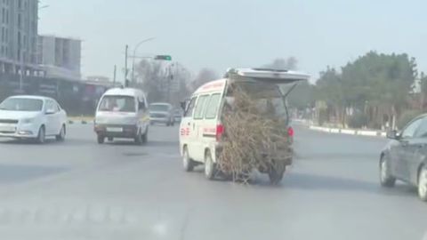 Qo&lsquo;qonda tez tibbiy yordam mashinasida o&lsquo;tin tashildi (video)&nbsp;