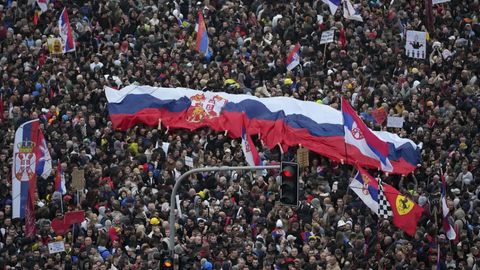 Serbiyada 300 mingdan ortiq kishi hukumatga qarshi namoyishga chiqdi
