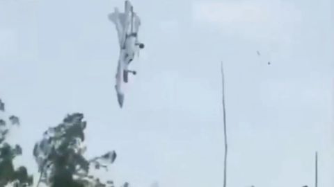 Xitoyda qiruvchi samolyot qulab tushdi (video)