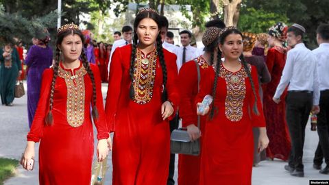 Sariq ko&lsquo;ylak va ro&lsquo;mol: Turkmanistonda ayollar uchun kiyinish qoidalari kuchaytirildi &mdash; OAV