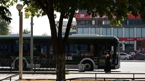 Toshkentda avtobus haydovchisi yo&lsquo;lovchilarni tushirib yuborganiga izoh berildi