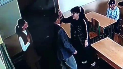 Samarqanddagi maktabda o&lsquo;quvchining onasi o&lsquo;qituvchiga tarsaki tushirdi (video)&nbsp;