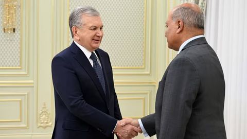 Shavkat Mirziyoyev Suma Chakrabarti bilan Toshkent xalqaro tijorat sudini ishga tushirishning amaliy jihatlarini muhokama qildi