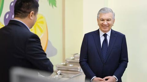 Shavkat Mirziyoyev Bektemirdagi maktabda bo&lsquo;lib, pedagoglar bilan muloqot qildi (foto)
