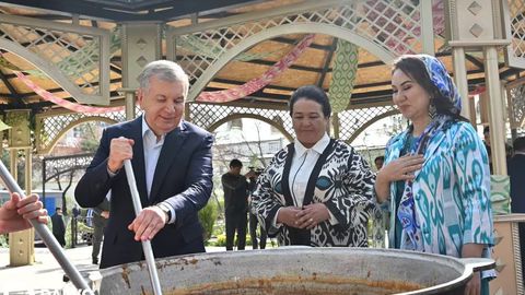 &nbsp;Shavkat Mirziyoyev mahallalarning birida&nbsp;sumalak saylida qatnashdi (foto)
