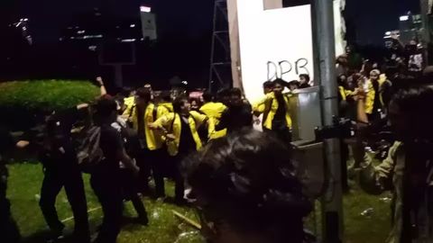 Indoneziyada harbiylarning vakolatlarini kengaytiruvchi qonun loyihasiga qarshi ommaviy namoyishlar boshlandi