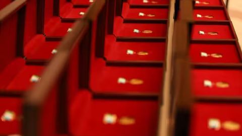 В Узбекистане учреждены нагрудные знаки &laquo;Дипломатик хизмат аълочиси&raquo; и &laquo;Дипломатик хизмат фидойиси&raquo;