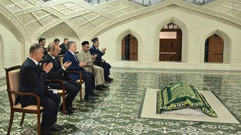 Shavkat Mirziyoyev Imom Buxoriy maqbarasini ziyorat qildi.&nbsp;Qur&rsquo;on tilovat etilib, duo o&lsquo;qildi (foto)