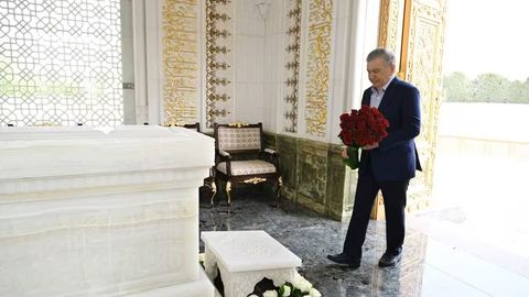Shavkat Mirziyoyev O&lsquo;zbekistonning birinchi prezidenti Islom Karimov maqbarasini ziyorat qildi