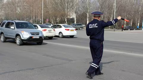 В Кыргызстане нарушителей ПДД будут проверять на знание правил на месте остановки