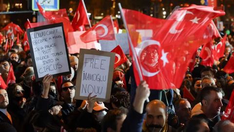 Istanbul politsiyasi namoyishlarda qatnashgan jurnalistlarni hibsga oldi