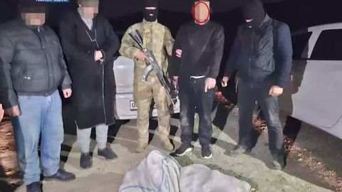 Surxondaryoda fuqaro 82 kilodan ortiq giyohvand moddani olib ketayotganida qo&lsquo;lga tushdi