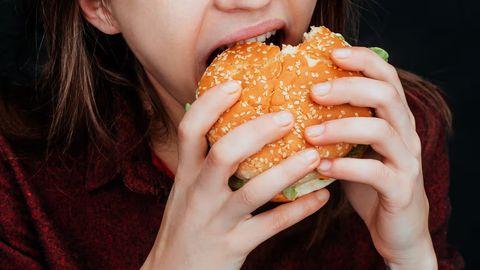 &ldquo;Yegan sari yegim kelar&rdquo;: nega ko&lsquo;pchilik o&lsquo;zini yog&lsquo;li va shirin taomlardan tiya olmaydi?