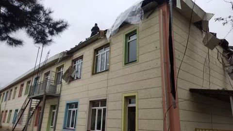 В Янгиюле на крышу детсада упала стрела подъемного крана