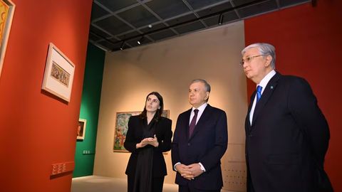 Shavkat Mirziyoyev Qosim-Jo&lsquo;mart To&lsquo;qayev bilan birga Abilxon Kasteyev nomidagi milliy sanʼat muzeyiga tashrif buyurdi (foto)