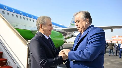 Shavkat Mirziyoyev amaliy tashrif bilan Tojikistonga yetib bordi (foto)