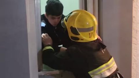 Toshkentda tunda lift ichida qulflanib qolgan bola qutqarildi (video)