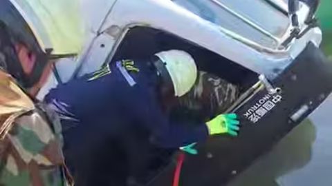Sirdaryoda qutqaruvchilar ag&lsquo;darilgan yuk mashinasida qolib ketgan inson hayotini saqlab qoldi (video)