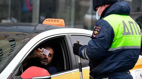 С 1 апреля мигранты в России не могут управлять автомобилем с иностранными правами