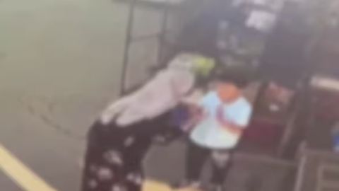 Toshkentda ayol qo&lsquo;shnisining bolasini urib, tarsaki tushirdi (video)