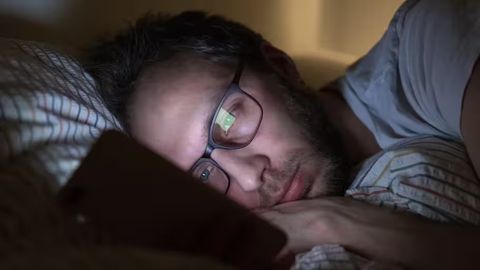 Uyqudan oldin smartfondan foydalanish uyqusizlik xavfini 60% ga oshirishi aniqlandi