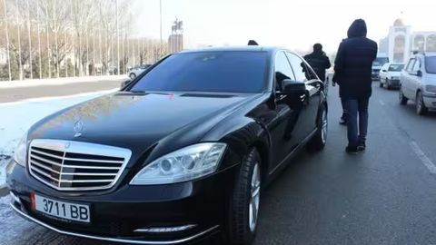 Qirg&lsquo;izistonda O&lsquo;zbekiston hududidan tonirovkali oynalar bilan o&lsquo;tish uchun 15 dollar yig&lsquo;im undirilayotganidan shikoyat qilindi
