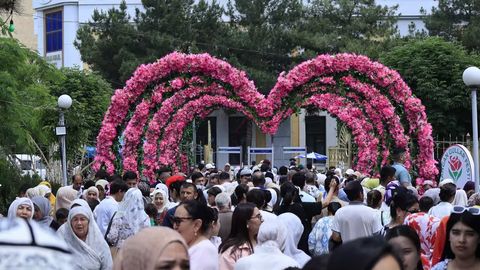 Namanganda 64-xalqaro gullar festivali bir oydan ortiq davom etadi