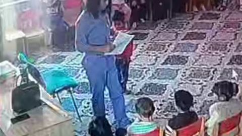 Samarqanddagi bog&lsquo;chada tarbiyachi bolalarni urib, qo&lsquo;pol munosabatda bo&lsquo;ldi (video)