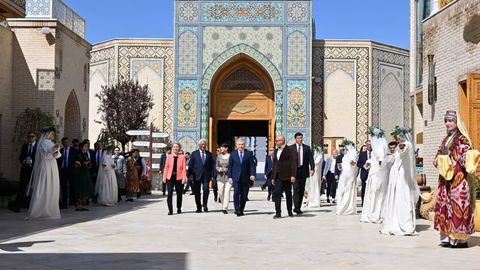 Shavkat Mirziyoyev va Yevropa Ittifoqi yetakchilari O&lsquo;zbekiston xalqining boy madaniyati bilan tanishdi (foto)