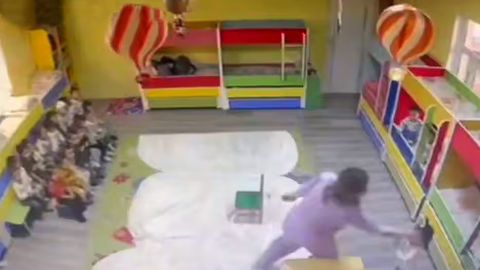 Toshkent viloyatidagi xususiy bog&lsquo;chada bolalarni urgan tarbiyachi ishdan olindi