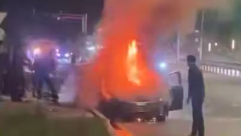 Toshkentda beton to&lsquo;siqqa urilgan elektromobil yonib ketdi (video)&nbsp;