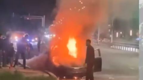 В Ташкенте загорелся электромобиль, врезавшийся в бетонное ограждение (видео)