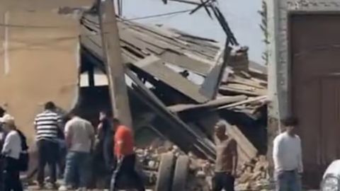 Andijonda yuk mashinasi tormozi ishlamay qolib, uyni buzib kirib ketdi (video)